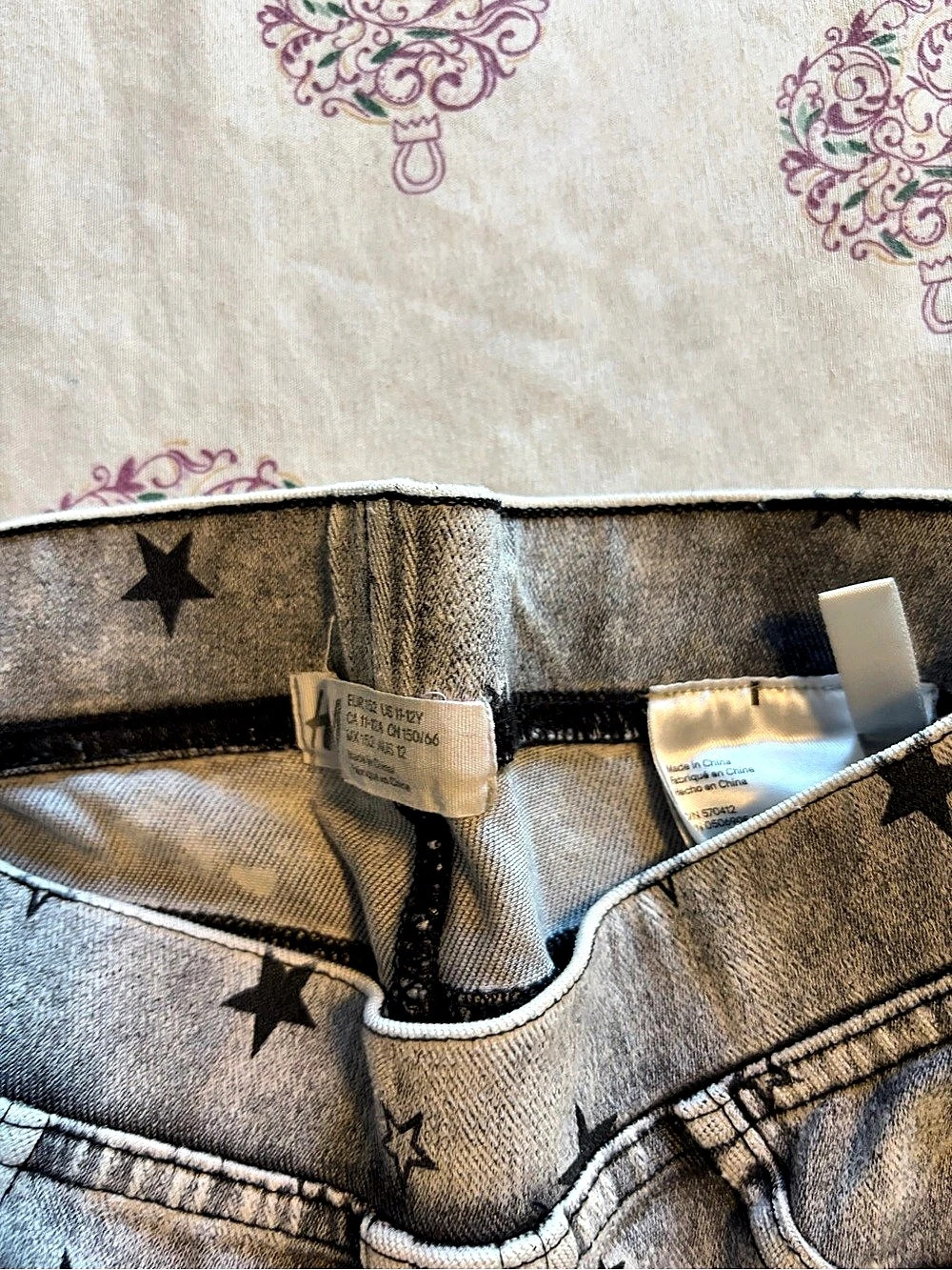 H&M Star Print Skinny Jeans in Gray & Black - Picture 2 of 2